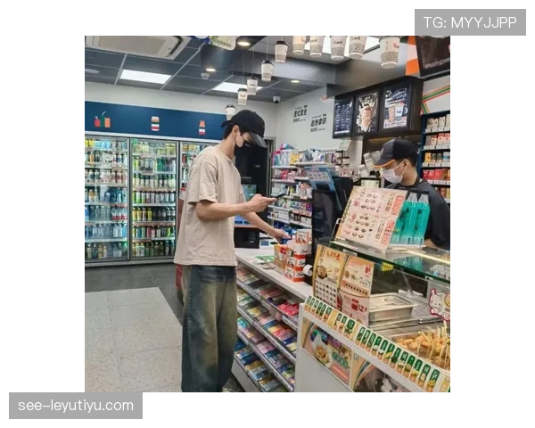 林孝埈拎着便利店袋子回家的样子，金牌和泡面并存这反差我笑瘫